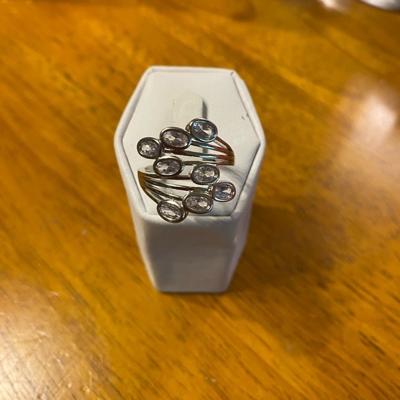 Elegant Gold and Silver Women's Ring - Picture 6 of 6